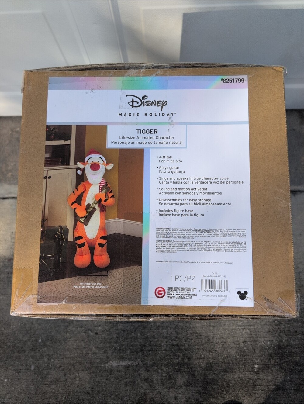 4 FT ANIMATED TIGGER FROM WINNIE THE POOH CHRISTMAS ANIMATRONIC PROP IN HAND